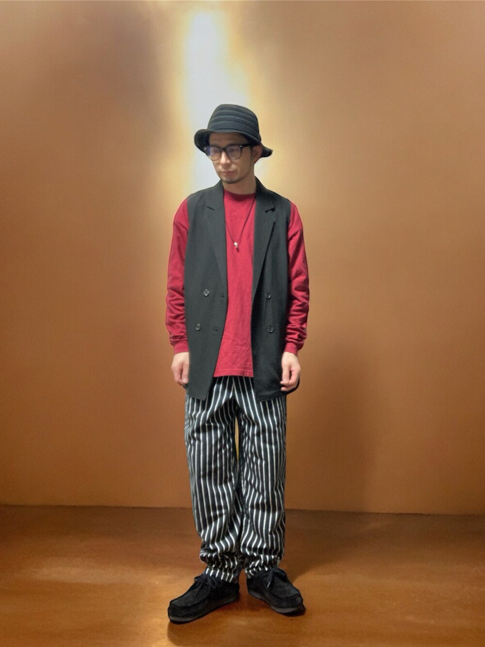 「おじさん、あごひげ、もみあげ、ハット、チョッキ、ロンT、ストライプパンツ、モカシンシューズ、奥さんの借りもの」｜「RED KAPのアイテム（チノパンツ、ブラック系）」を使った、モミヒゲさん（メンズ・175cm）の春コーディネートの1枚目の写真