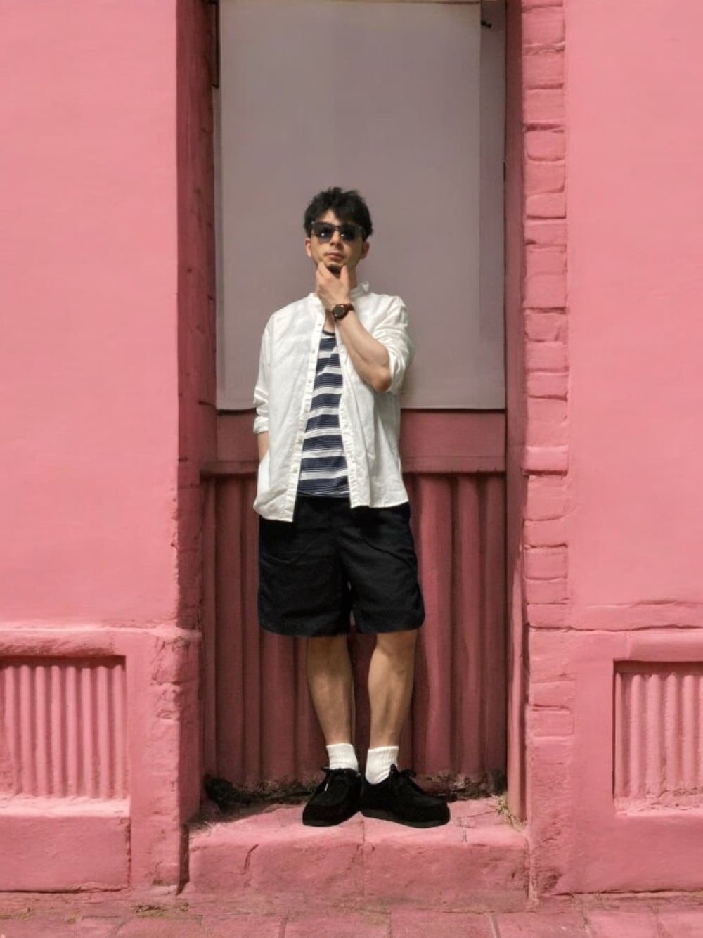 「おじさん、あごひげ、もみあげ、バンドカラーシャツ、タンクトップ、短パン、モカシンシューズ」｜「Universal Style WearのUniversal Style Wear キューバ パンツ（その他パンツ、ブラック系）」を使った、モミヒゲさん（メンズ・175cm）の春コーディネートの1枚目の写真