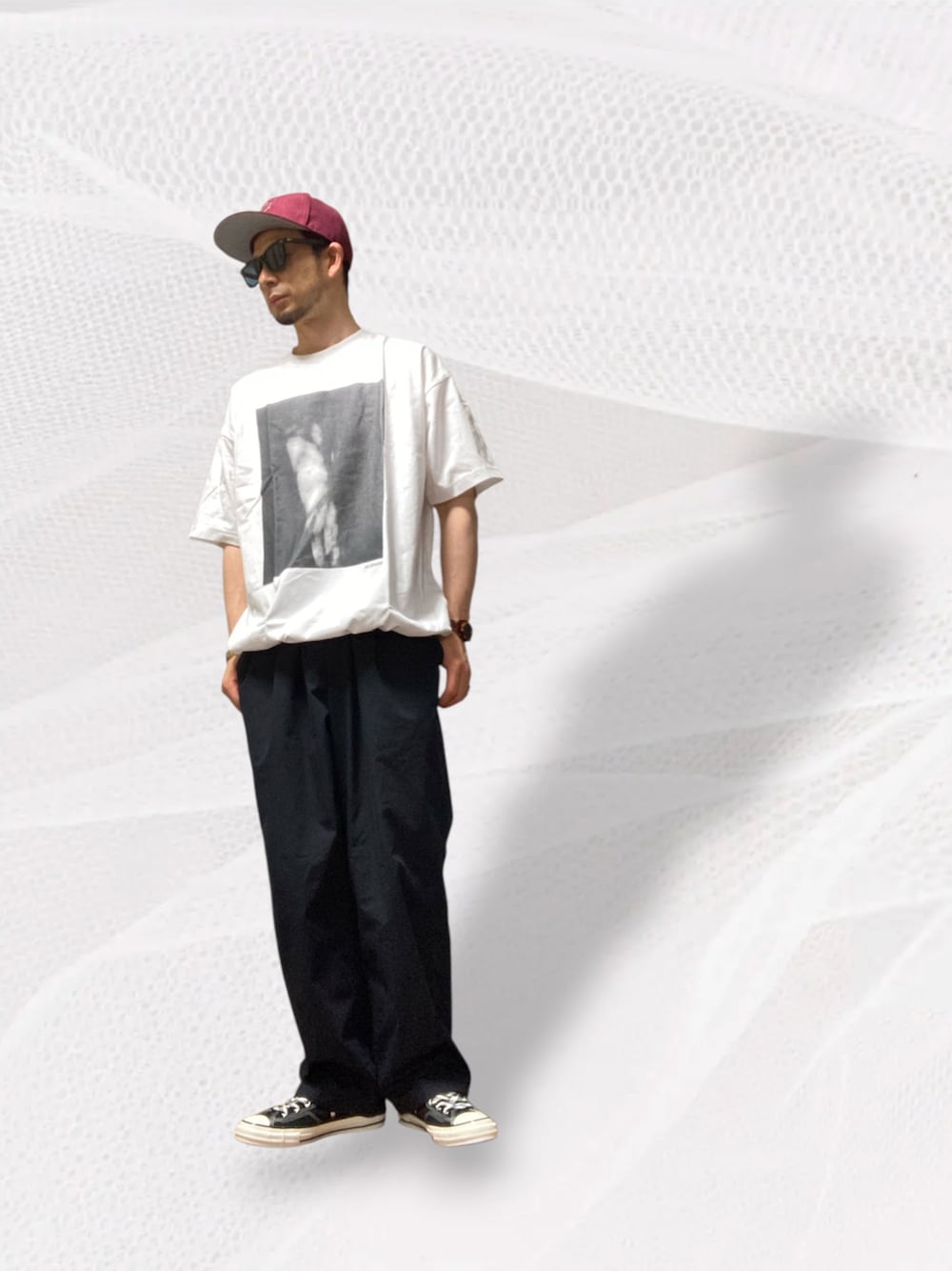 ブラック系のスニーカー、ホワイト系のTシャツ/カットソー、ブラック系のスーツパンツを着用したメンズの夏コーディネートの1枚目の写真