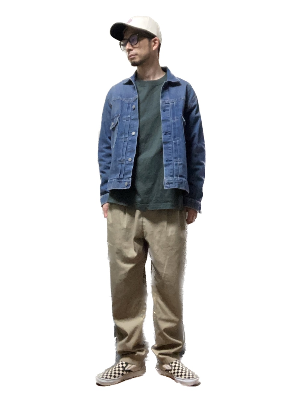 「おじさん、あごひげ、もみあげ、キャップ、デニムジャケット、ロンT、チノパンツ、スニーカー、スリッポン、チェッカーフラッグ、ファッションを楽しもう」｜「Dickiesのベースボールロゴキャップ（キャップ、ホワイト系）」を使った、モミヒゲさん（メンズ・175cm）の秋コーディネートの1枚目の写真