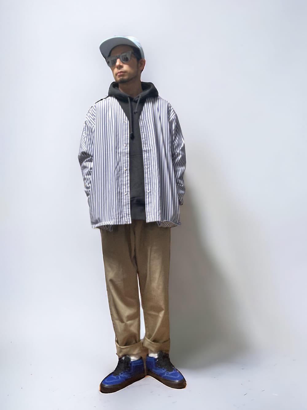 その他のシャツ/ブラウス、ブラック系のパーカー、ベージュ系のチノパンツを着用したメンズの春コーディネートの1枚目の写真