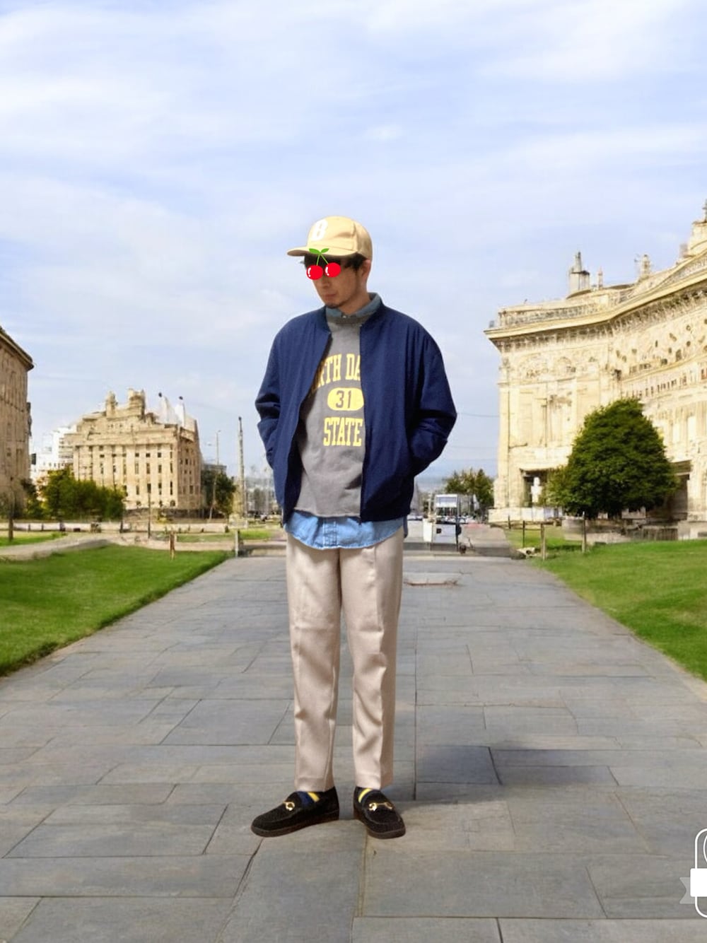 「おじさん、あごひげ、もみあげ、キャップ、スウェット、スラックス、ローファー」｜「GRAVISの【gravis】ODJICK BITS（ローファー、ブラック系）」を使った、モミヒゲさん（メンズ・175cm）の春コーディネートの1枚目の写真