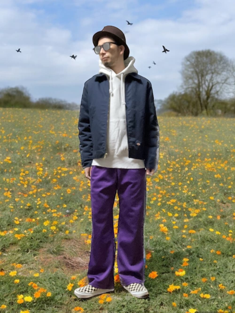 「おじさん、あごひげ、もみあげ、ハット、アイゼンハワージャケット、パーカー、トラックパンツ、カラーパンツ、スニーカー」｜「Right-onの【Refurbish】トラックパンツ（その他パンツ、パープル系）」を使った、モミヒゲさん（メンズ・175cm）の春コーディネートの1枚目の写真