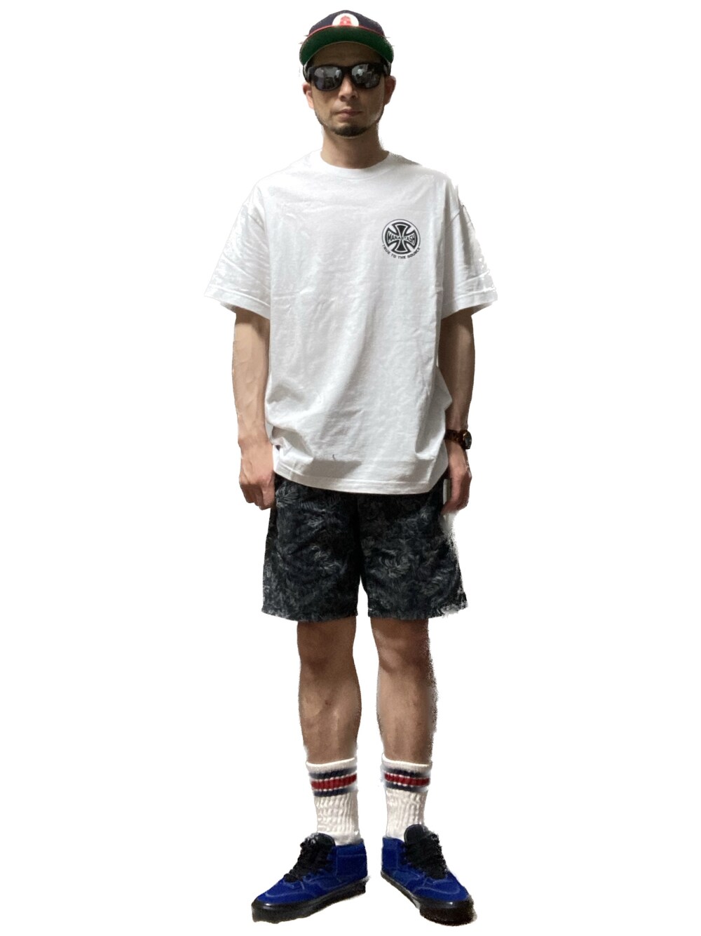 「おじさん、あごひげ、もみあげ、キャップ、Tシャツ、ショートパンツ、スニーカー」｜「MANASTASHの【直営店限定】MANASTASH/マナスタッシュ　BAR CROSS TEE バークロスティー　Tシャツ（Tシャツ/カットソー、ホワイト系）」を使った、モミヒゲさん（メンズ・175cm）の春コーディネートの1枚目の写真