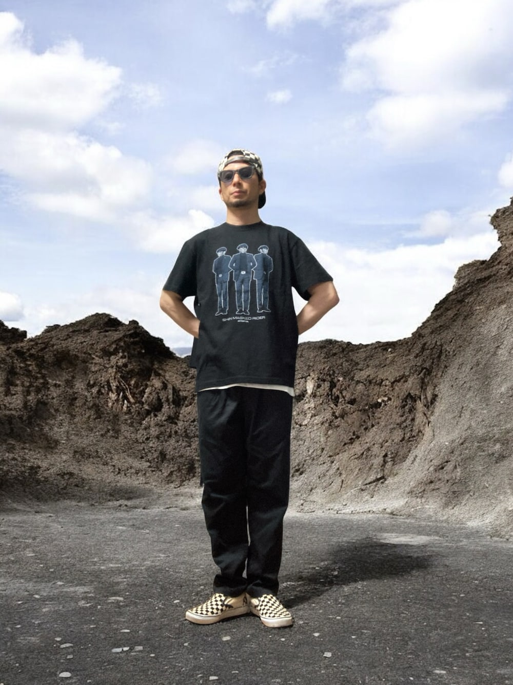 ブラック系のTシャツ/カットソー、ブラック系のチノパンツ、ホワイト系のスリッポンを着用したメンズの夏コーディネートの1枚目の写真