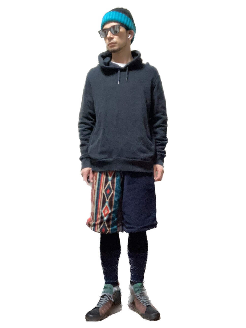 「おじさん、あごひげ、もみあげ、ニット帽、パーカー、ショートパンツ、タイツ、スニーカー、重ね着ベストシーズン」｜「UNIQLOのスウェットプルパーカ（長袖）（パーカー、ブラック系）」を使った、モミヒゲさん（メンズ・175cm）の秋コーディネートの1枚目の写真