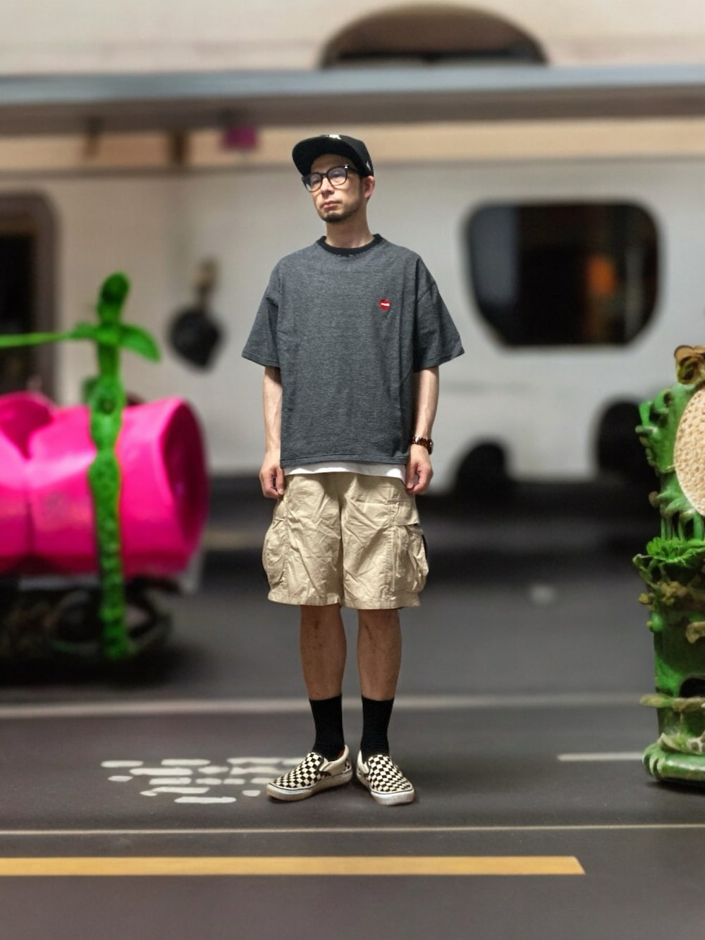 「おじさん、あごひげ、もみあげ、キャップ、ボーダーTシャツ、カーゴショーツ、スニーカー、スリッポン、グレムリン、サザエさん、波平」｜「VANSのVANS: CLASSIC SLIP-ON CHECKER チェック スリッポン（スリッポン、ホワイト系）」を使った、モミヒゲさん（メンズ・175cm）の夏コーディネートの1枚目の写真