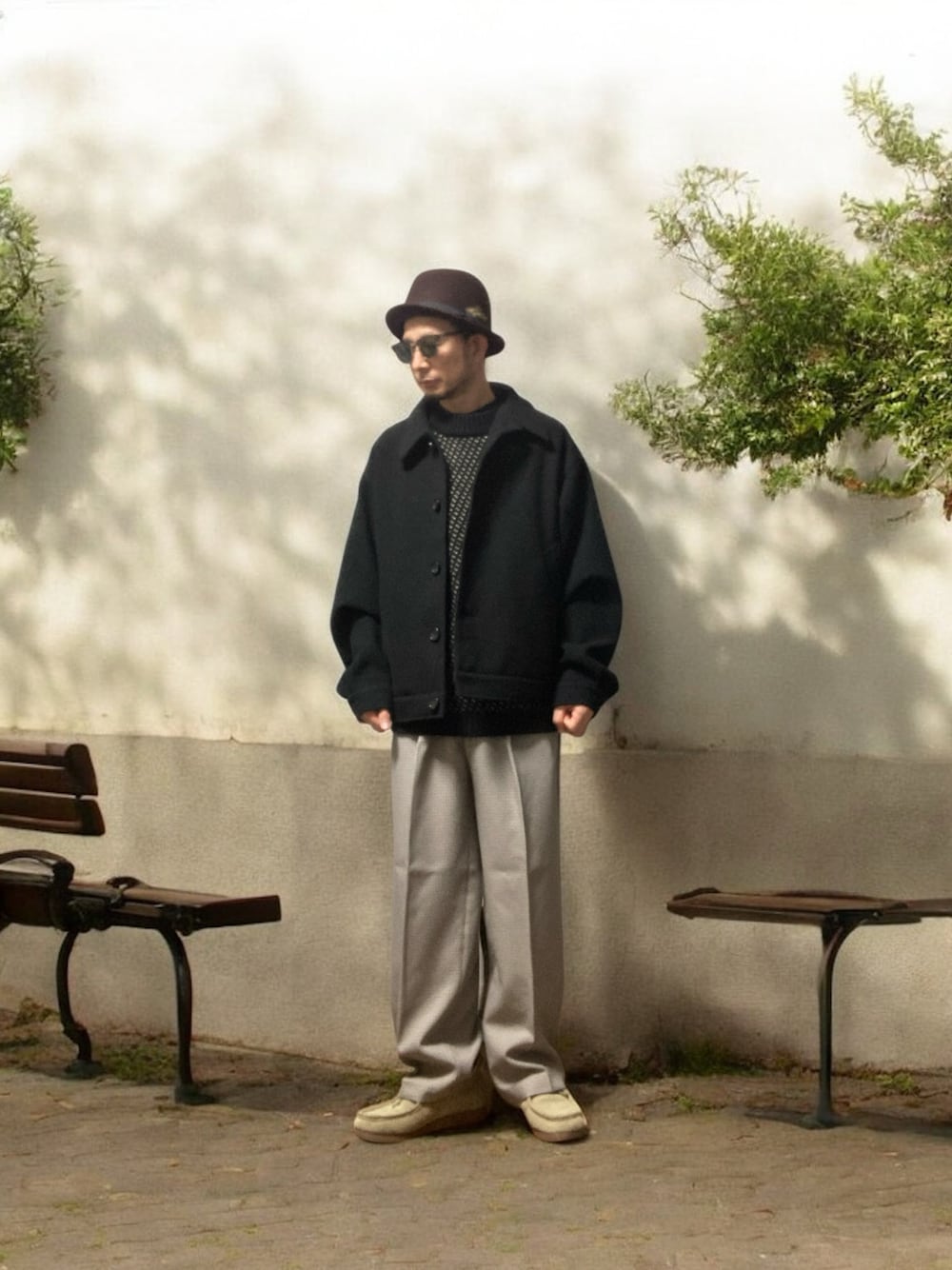 「おじさん、あごひげ、もみあげ、ハット、ニット、スラックス、モカシンシューズ」｜「EMMA CLOTHESのジャケット（その他アウター、ブラック系）」を使った、モミヒゲさん（メンズ・175cm）の冬コーディネートの1枚目の写真
