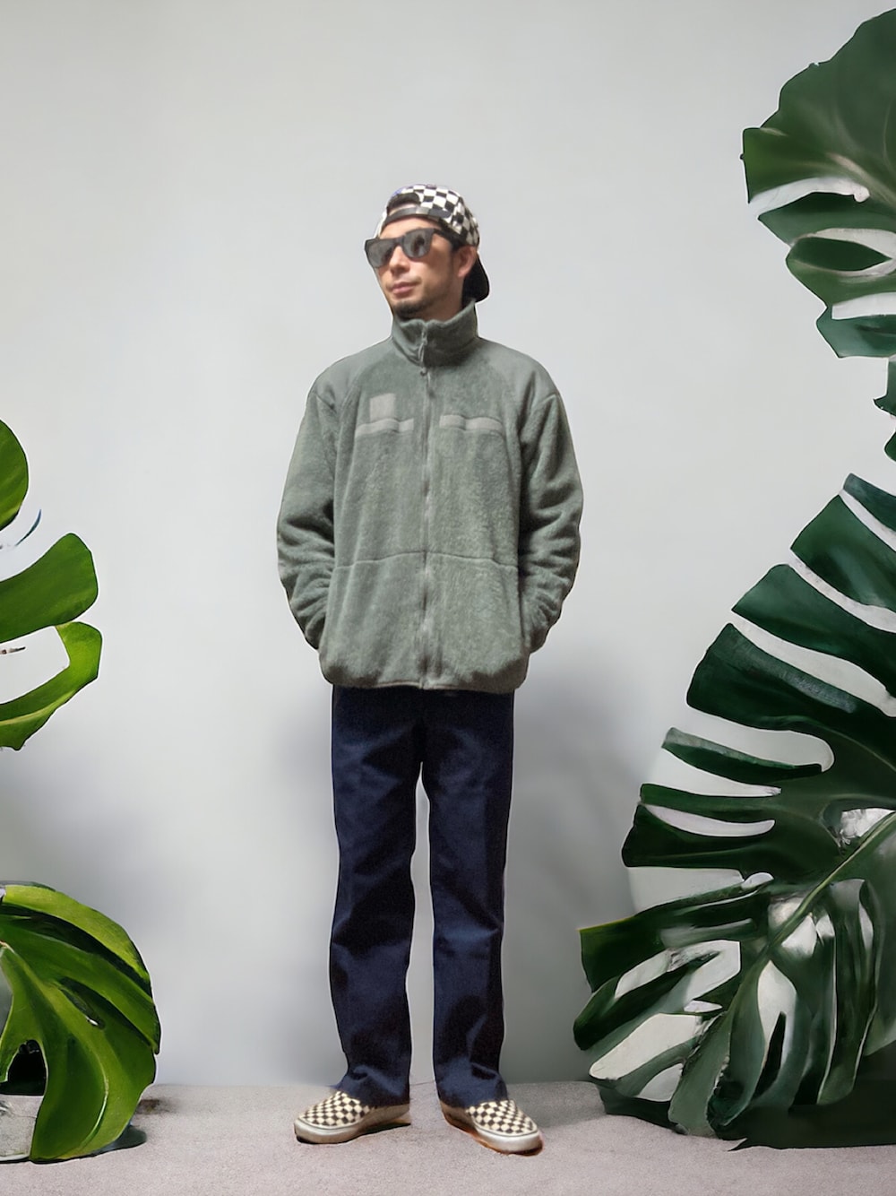 グリーン系のジャケット/アウター、ブルー系のチノパンツ、ホワイト系のスリッポンを着用したメンズの春コーディネートの1枚目の写真