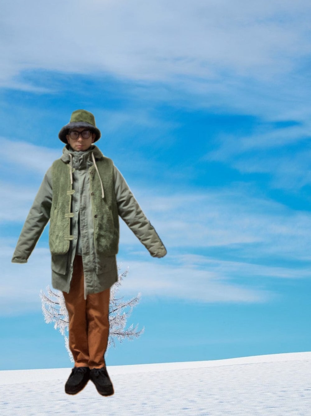 ブラウン系のチノパンツ、ブラック系のモカシン/デッキシューズ、グリーン系のモッズコートを着用したメンズの冬コーディネートの1枚目の写真