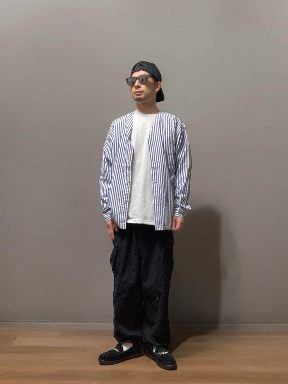 「おじさん、あごひげ、もみあげ、キャップ、エロかぶり、ノーカラーシャツ、ロンT、カーゴパンツ、チェーンローファー、ローファー、スティールボールラン、ジャイロ」｜「GRAVISのGravis/グラビス ODJICK CHAIN オジェック チェーン ローファー 25221（ローファー、ブラック系）」を使った、モミヒゲさん（メンズ・175cm）の春コーディネートの1枚目の写真
