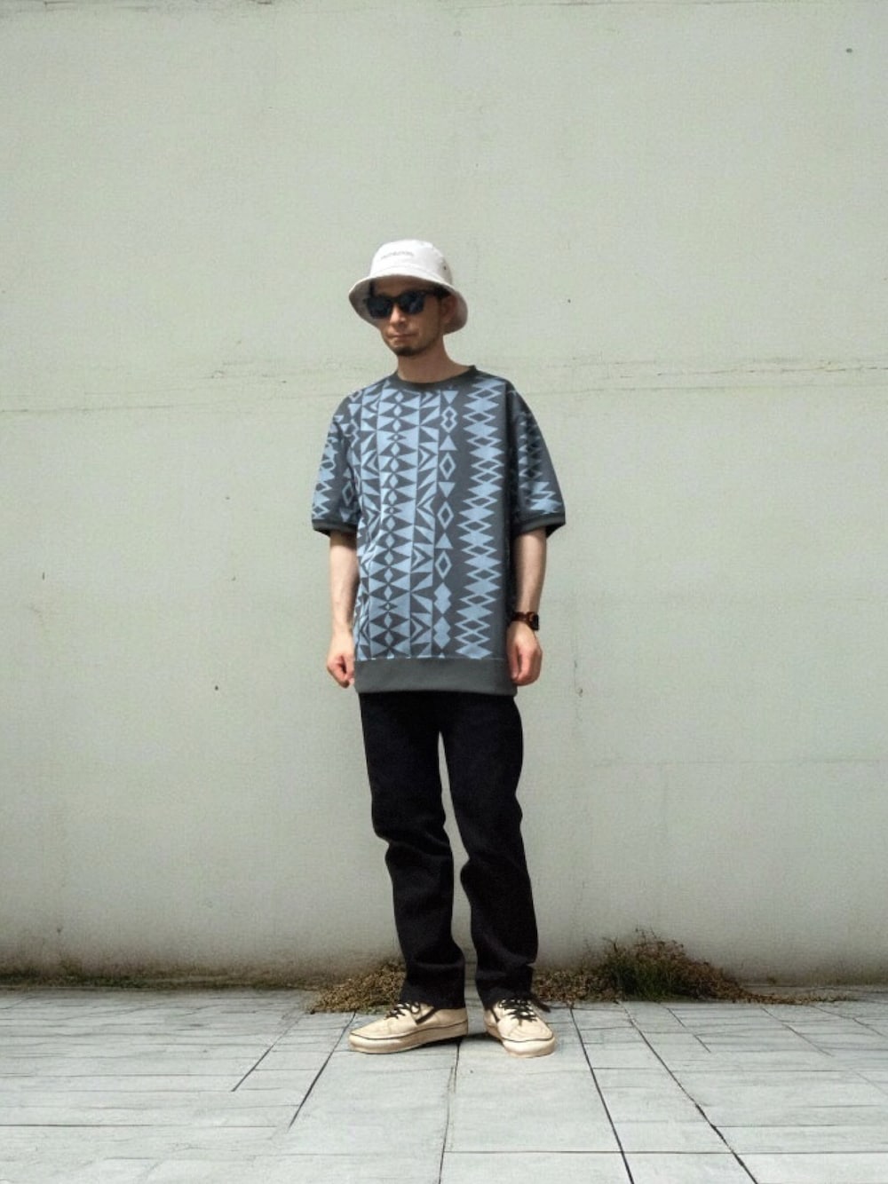 「おじさん、あごひげ、もみあげ、バケットハット、Tシャツ、デニムパンツ、黒パンツ、スニーカー」｜「Levi'sのLevi's/リーバイス 505(TM) レギュラーフィット ブラック NATIVE CALI（デニムパンツ、ブラック系）」を使った、モミヒゲさん（メンズ・175cm）の春コーディネートの1枚目の写真