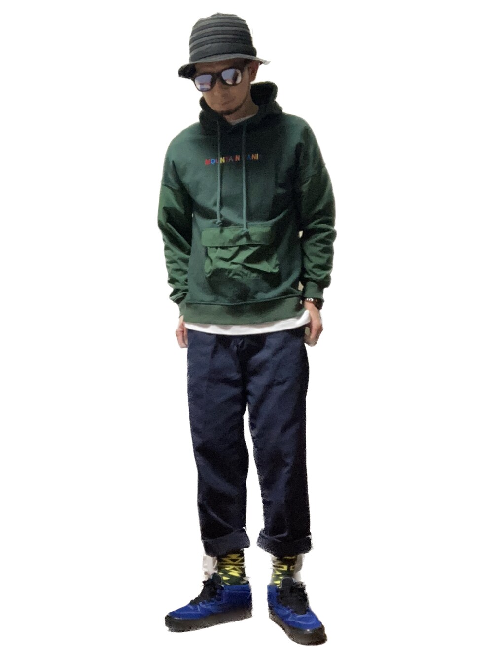ブルー系のチノパンツ、ブルー系のスニーカー、グリーン系のパーカーを着用したメンズの秋コーディネートの1枚目の写真