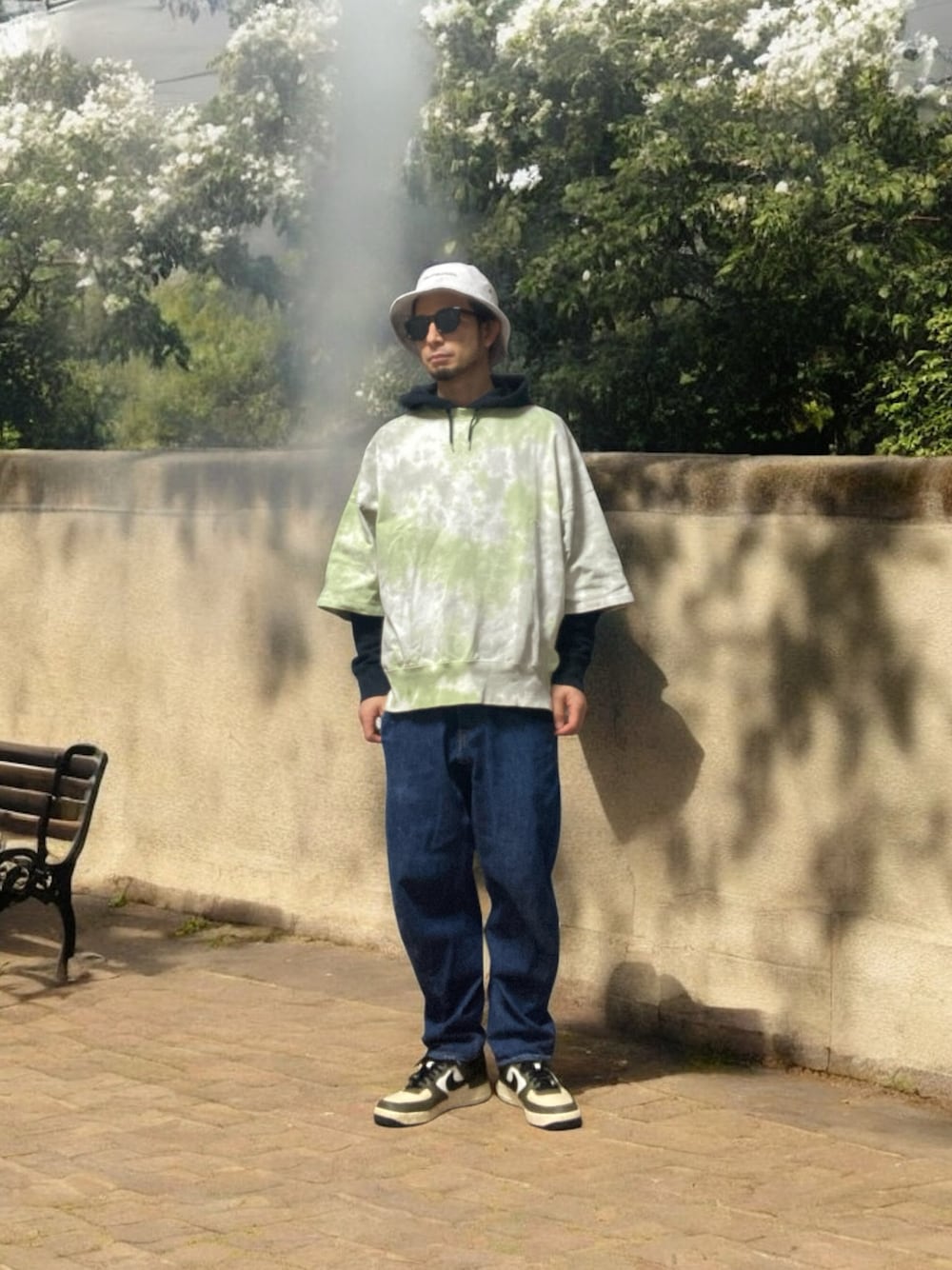 「おじさん、あごひげ、もみあげ、バケットハット、タイダイ柄、パーカー、スウェット、デニムパンツ、スニーカー」｜「Levi'sの【LEVI'S】ＬＥＪ５７０バギーテーパー（デニムパンツ、ブルー系）」を使った、モミヒゲさん（メンズ・175cm）の冬コーディネートの1枚目の写真