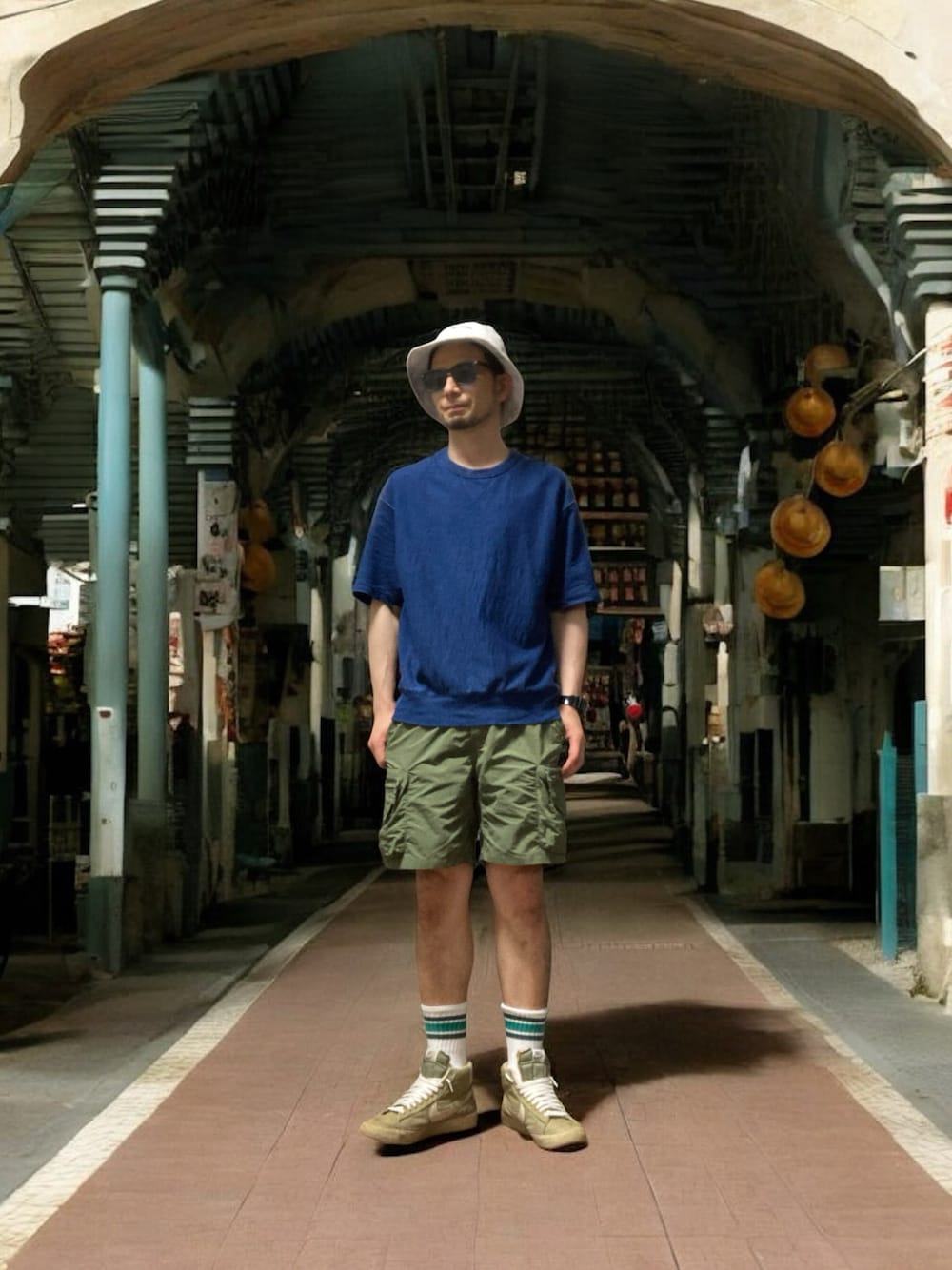 ブルー系のTシャツ/カットソー、グリーン系のカーゴパンツ、ベージュ系のスニーカーを着用したメンズの夏コーディネートの1枚目の写真