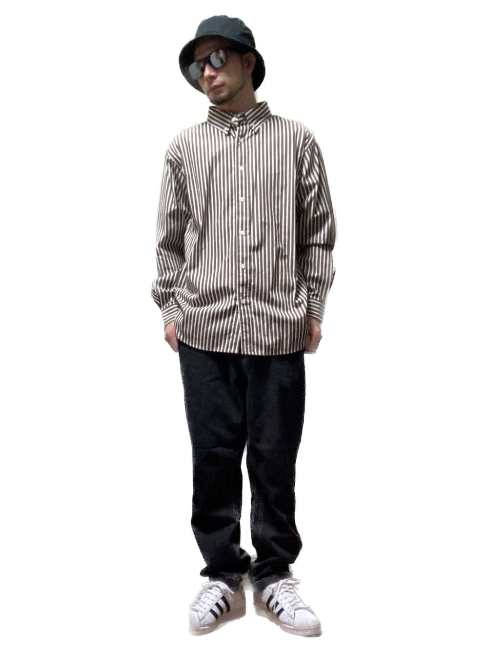 ブラック系のデニムパンツ、ホワイト系のスニーカー、ブラウン系のシャツ/ブラウスを着用したメンズの春コーディネートの1枚目の写真