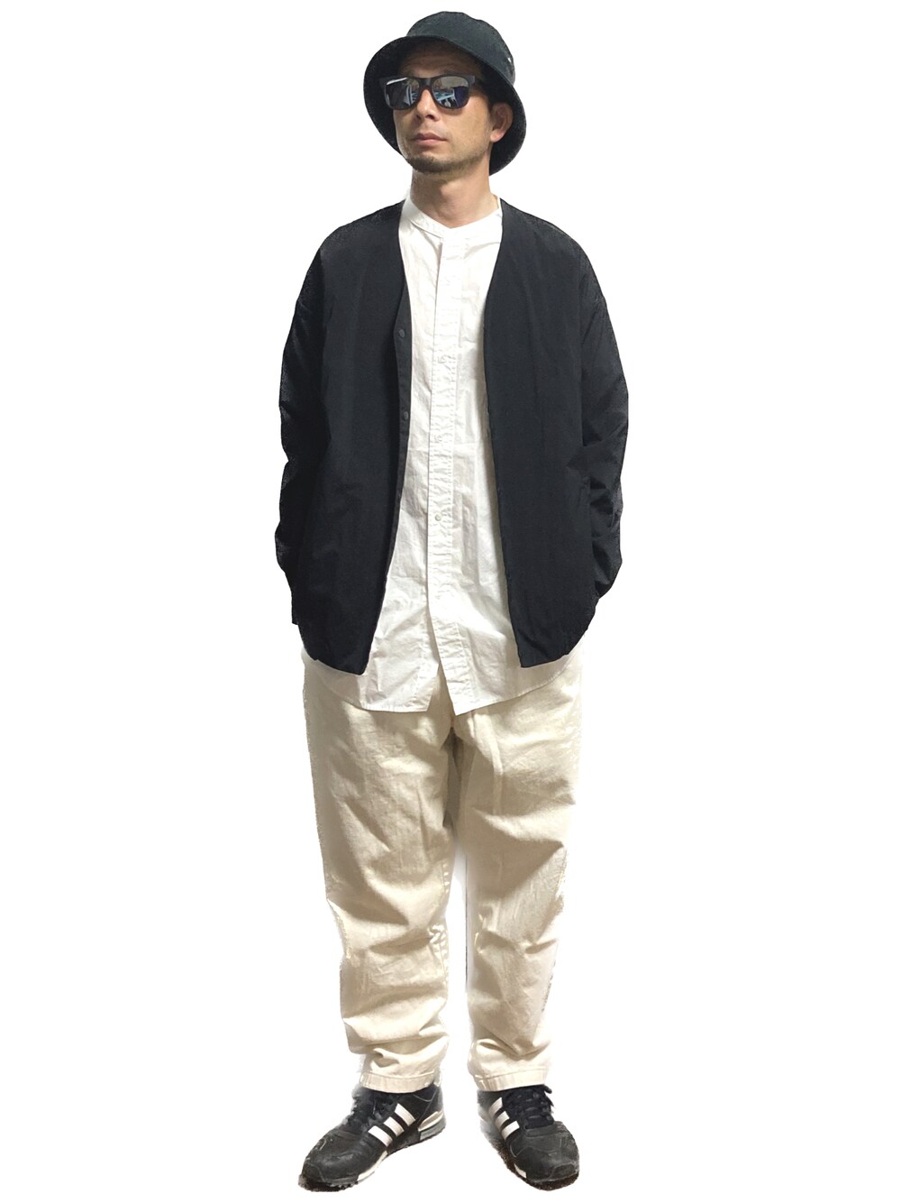 「おじさん、あごひげ、もみあげ、バケットハット、ノーカラージャケット、ノーカラーシャツ、シェフパンツ、スニーカー、春服」｜「GUのアイテム（チノパンツ、ホワイト系）」を使った、モミヒゲさん（メンズ・175cm）の春コーディネートの1枚目の写真
