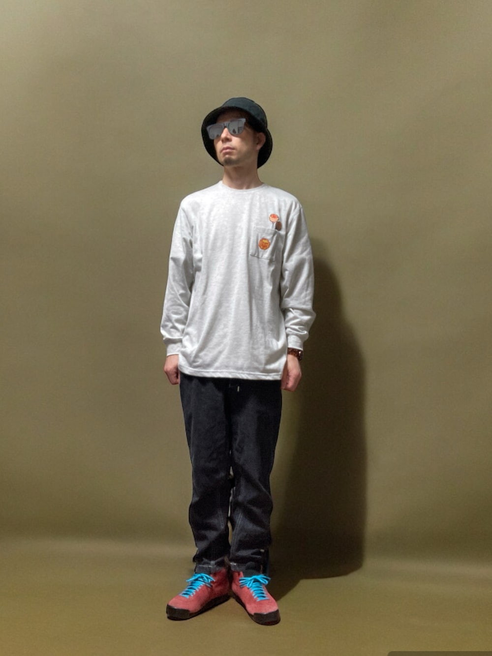 「おじさん、あごひげ、もみあげ、バケットハット、ロンT、チュッパチャップス、デニムパンツ、スニーカー、エアマグマ、狩野英孝」｜「newhattanのnewhattan /ニューハッタン ウォッシュド コットン ツイル バケットハット（ハット、ブラック系）」を使った、モミヒゲさん（メンズ・175cm）の春コーディネートの1枚目の写真