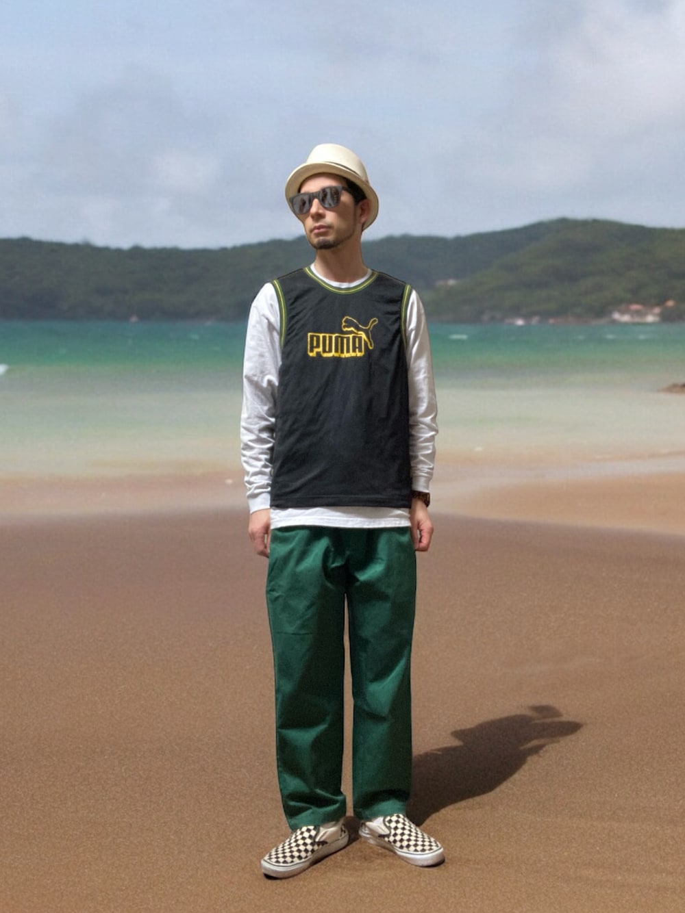 「おじさん、あごひげ、もみあげ、ハット、タンクトップ、ロンT、チノパン、スリッポン、レイヤードスタイル」｜「VANSのVANS: CLASSIC SLIP-ON CHECKER チェック スリッポン（スリッポン、ホワイト系）」を使った、モミヒゲさん（メンズ・175cm）の春コーディネートの1枚目の写真