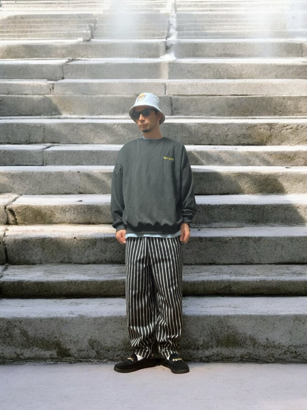 ブルー系のTシャツ/カットソー、ブラック系のローファー、グレー系のスウェットを着用したメンズの秋コーディネートの1枚目の写真