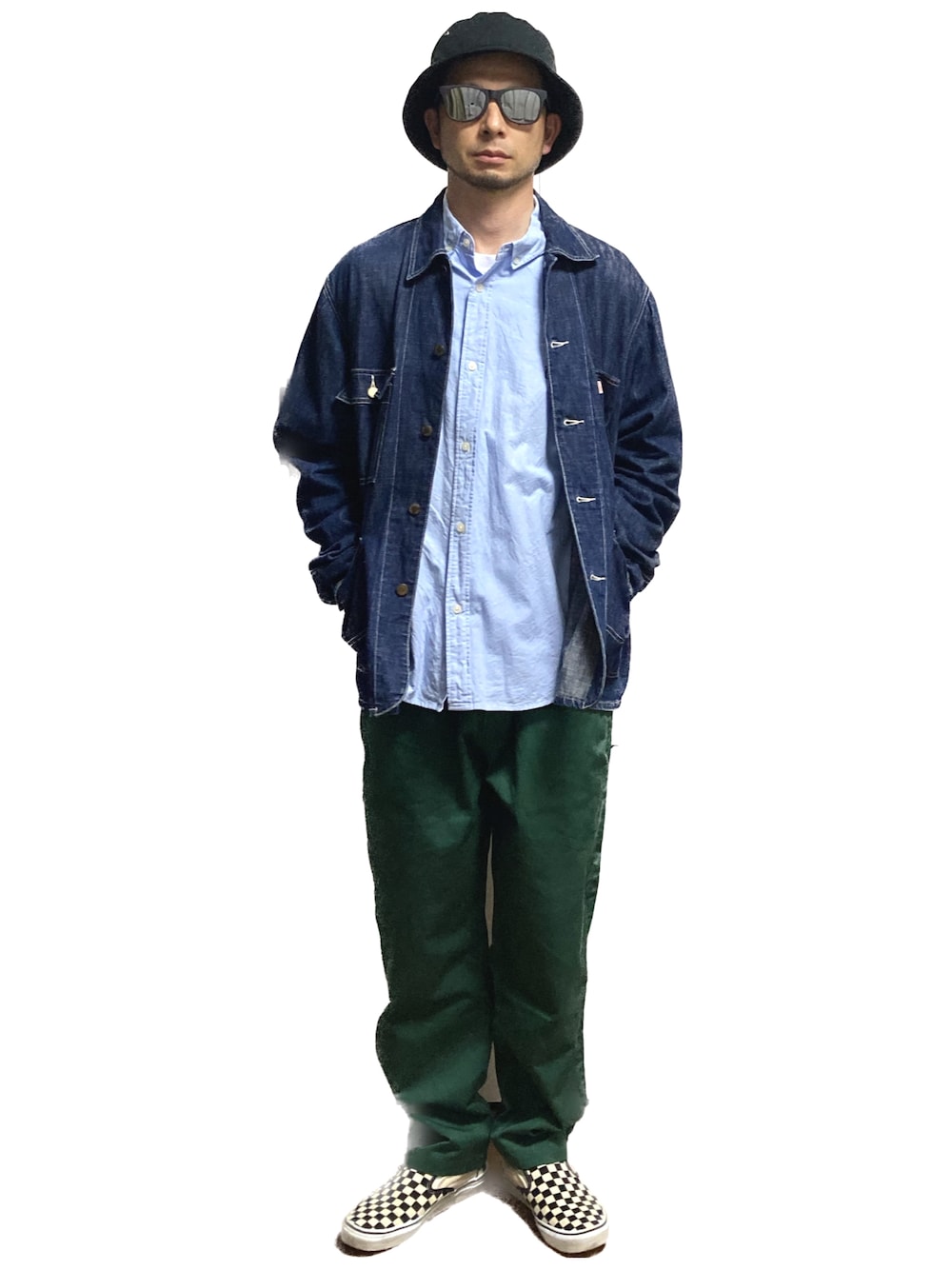 「おじさん、デニムジャケット、カバーオール、あごひげ、もみあげ、シャツ、シェフパンツ、スリッポン、春服」｜「workmanのアイテム（チノパンツ、グリーン系）」を使った、モミヒゲさん（メンズ・175cm）の春コーディネートの1枚目の写真