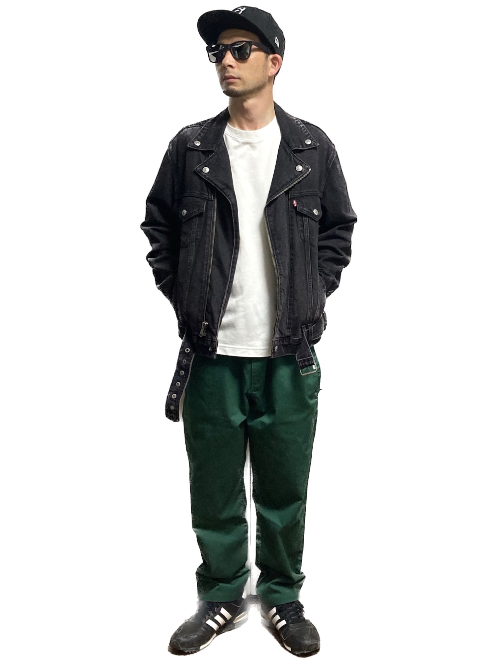 「おじさん、あごひげ、もみあげ、キャップ、ライダースジャケット、Tシャツ、シェフパンツ、スニーカー、いまどきジャケット写真、カラーパンツ、シンプル」｜「workmanのアイテム（チノパンツ、グリーン系）」を使った、モミヒゲさん（メンズ・175cm）の春コーディネートの1枚目の写真