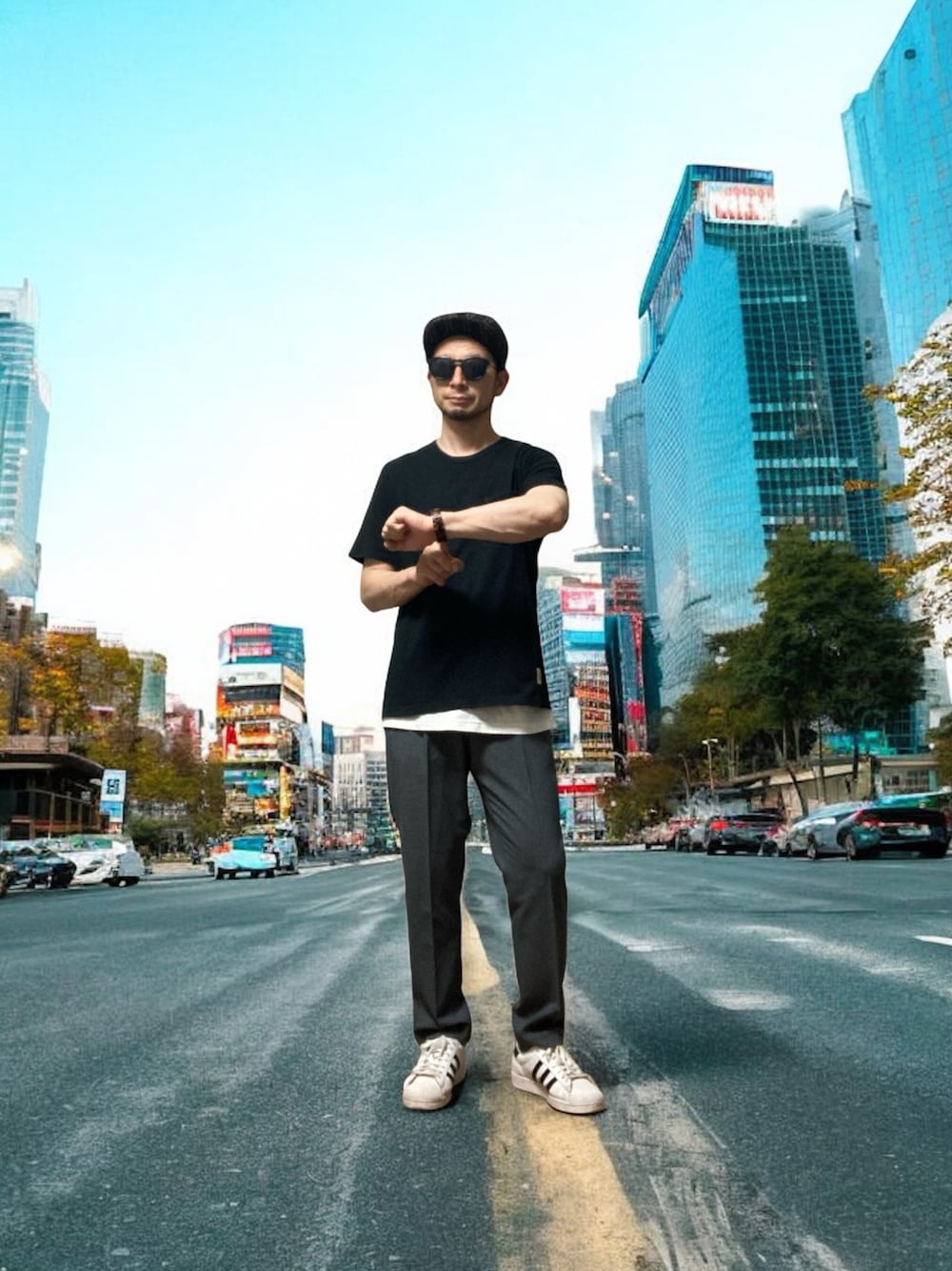 「おじさん、あごひげ、もみあげ、ハンチング、Tシャツ、スラックス、スニーカー、秋っぽコーデ更新中」｜「GUのアイテム（スラックス、グレー系）」を使った、モミヒゲさん（メンズ・175cm）の秋コーディネートの1枚目の写真
