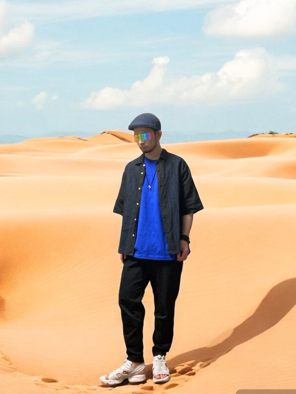 グレー系のサンダル、ブルー系のTシャツ/カットソー、ブラック系のシャツ/ブラウスを着用したメンズの夏コーディネートの1枚目の写真
