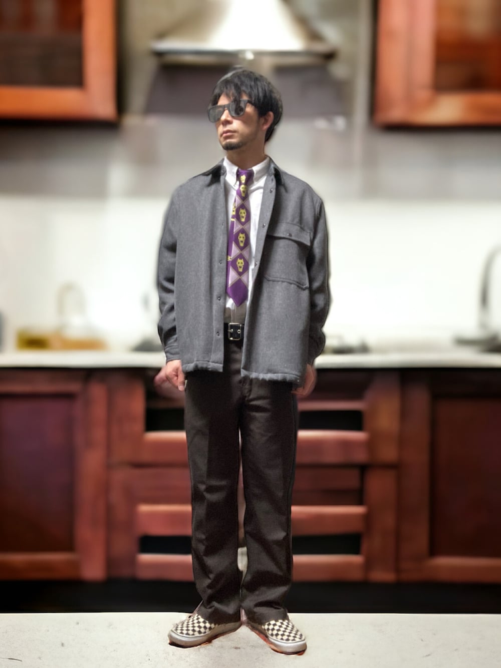 ブラウン系のチノパンツ、ホワイト系のスリッポン、グレー系のシャツ/ブラウスを着用したメンズの春コーディネートの1枚目の写真