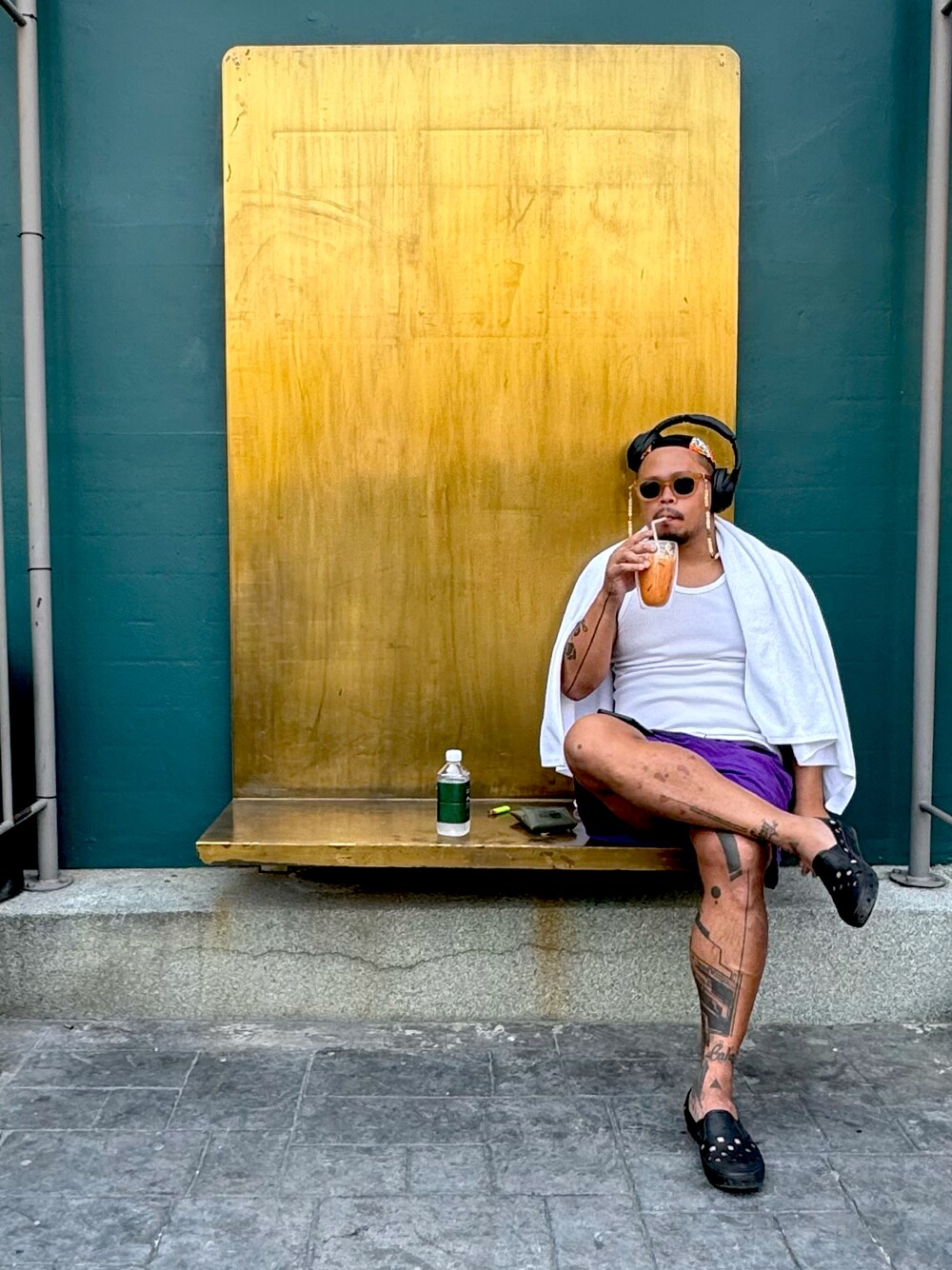 「VANSのアイテム（サンダル、ブラック系）」を使った、Louy Lamさん（メンズ・175cm）の春コーディネートの1枚目の写真
