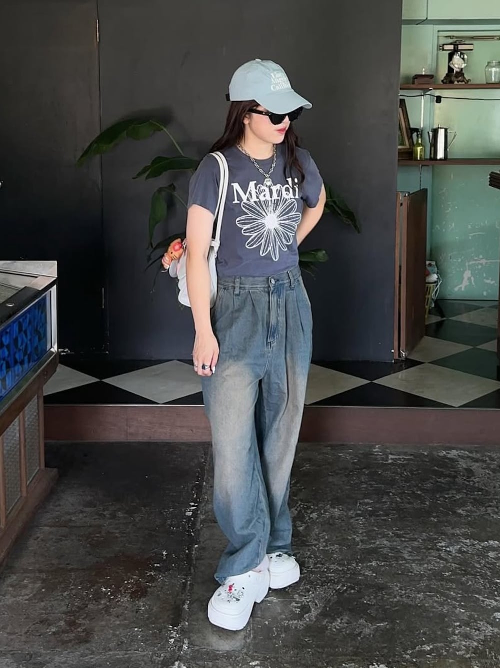 Mardi Mercredi 水色プリントTシャツと赤のショートパンツのセット Mardi Mercredi 水色プリントTシャツと赤のショートパンツのセット
