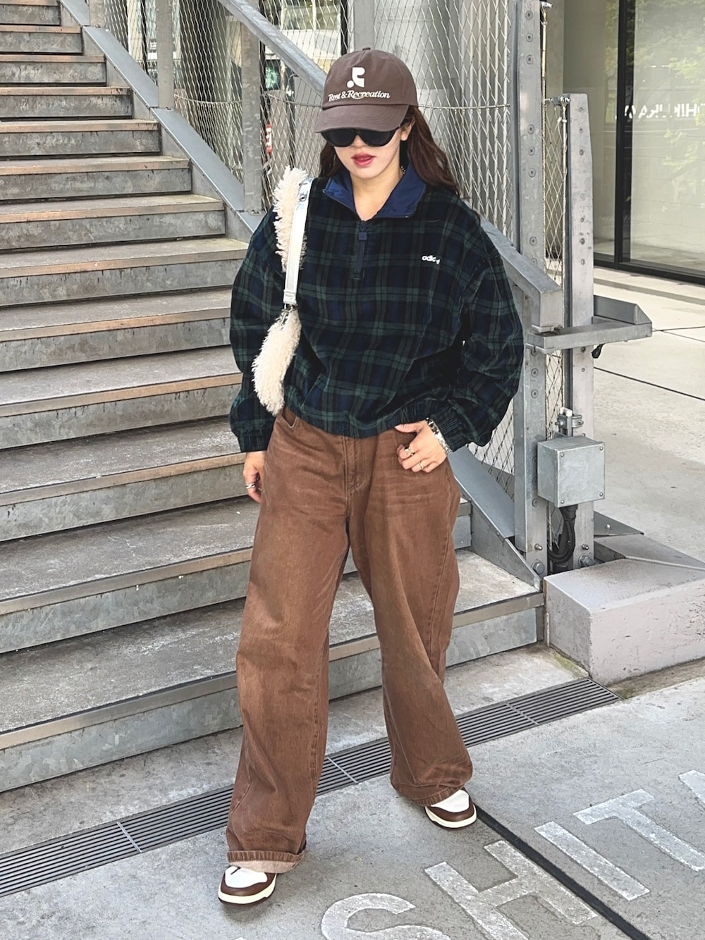 ブルー系のその他トップス、ブラウン系のデニムパンツ、ホワイト系のショルダーバッグを着用したレディースの秋コーディネートの1枚目の写真