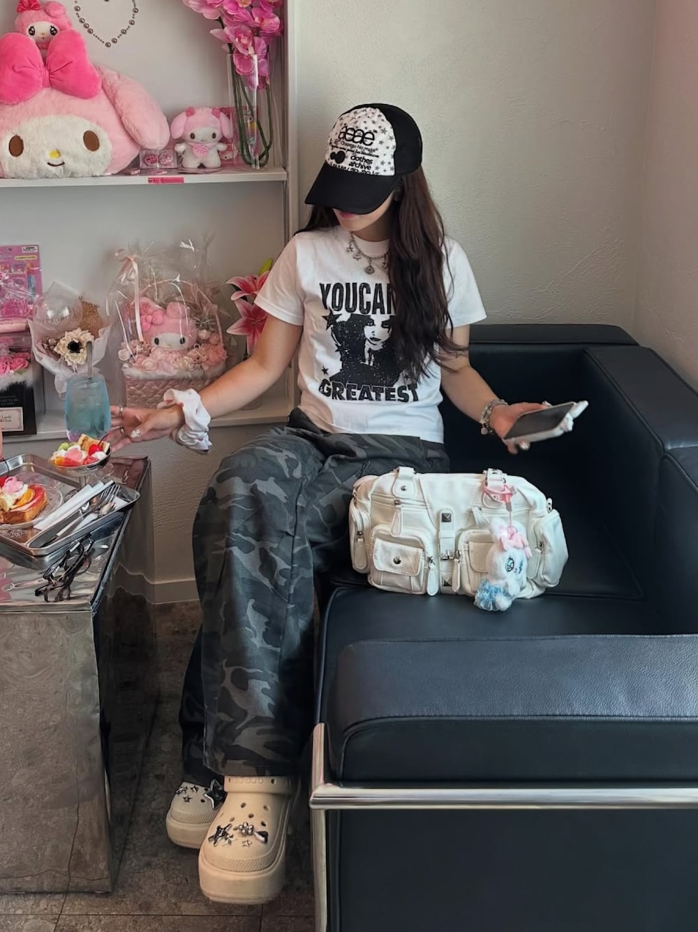 「夏ルックで気分アップ、デニム、迷彩パンツ、キャップ、厚底サンダル、厚底シューズ、白Tシャツ、ロゴT」｜「aeaeのWEB LOGO MESH CAP（キャップ、ブラック系）」を使った、senaさん（骨格ウェーブ・レディース・158cm）の夏コーディネートの1枚目の写真