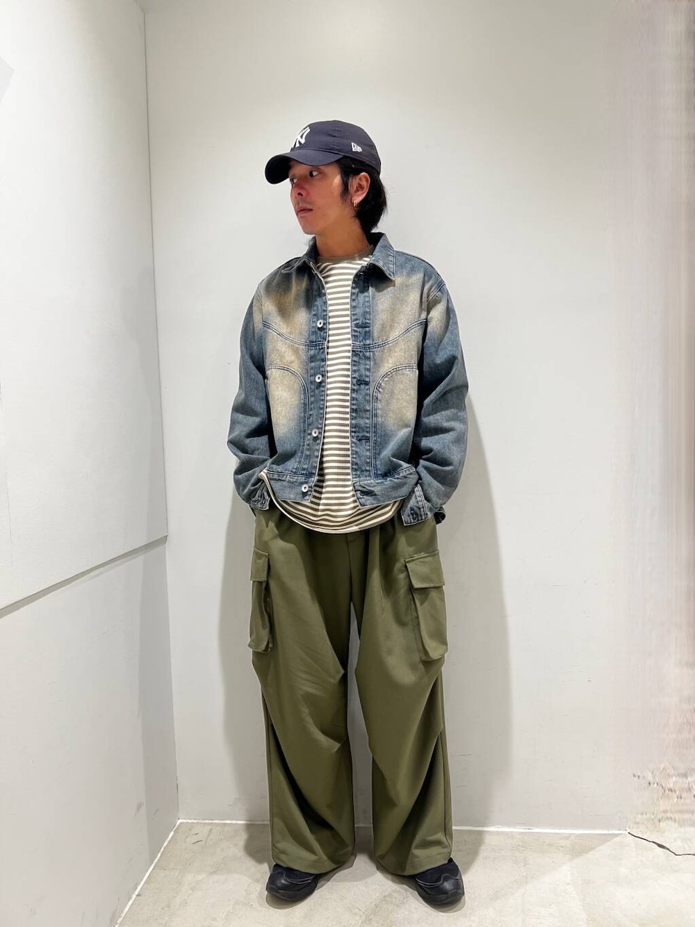 グリーン系のその他パンツ、ブルー系のデニムジャケット、グリーン系のTシャツ/カットソーを着用したメンズの冬コーディネートの1枚目の写真