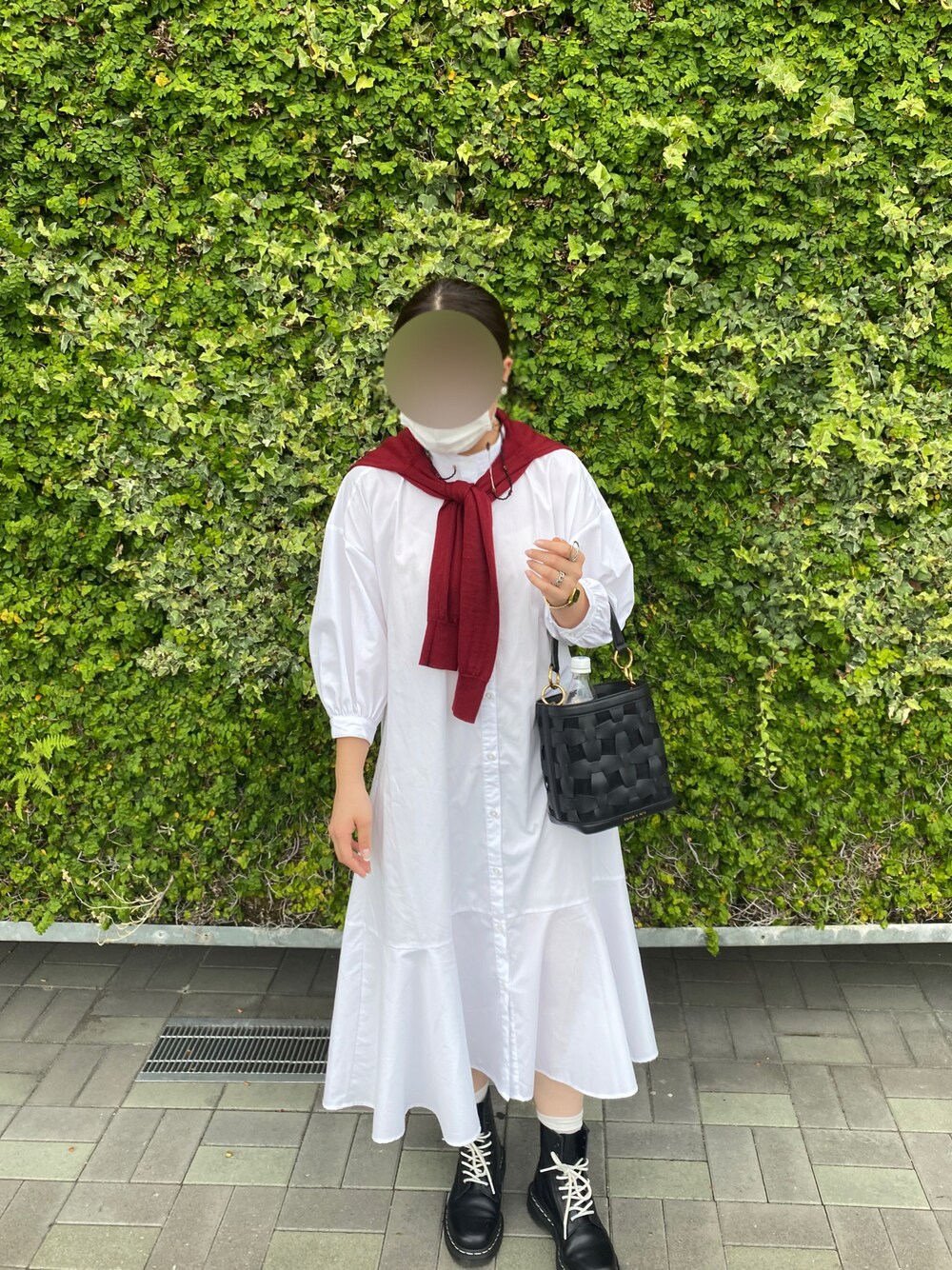 「秋のコーデ、秋トレンド2021、プチプラ、おしゃれさんと繋がりたい、ootd、秋冬コーデ、シャツワンピ、UNIQLO、バンドカラーシャツ、肩掛けカーデ、白ワンピース、マーチン、大人カジュアル、カジュアルガーリー、秋服準備はじめました」｜「GUのアイテム（シャツワンピース、ホワイト系）」を使った、marinaさん（レディース・161cm）の秋コーディネートの1枚目の写真