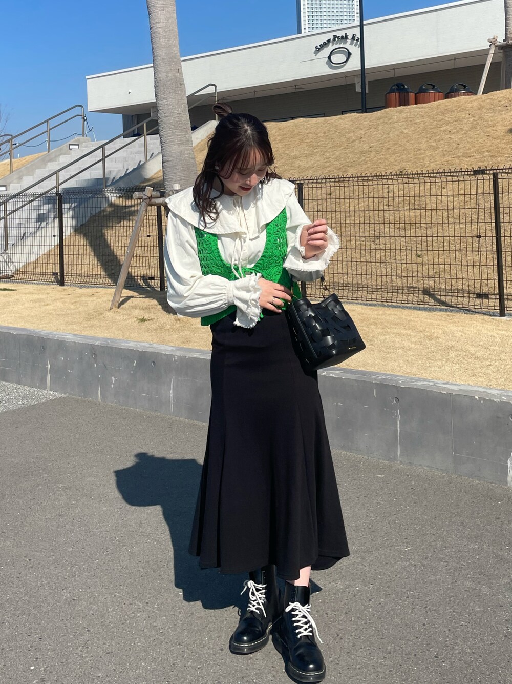 「春、今日のコーデ、オトナ女子、おしゃれさんと繋がりたい、ootd、高身長女子、シャツ、タイトスカート、スカートスタイル、ロングワンピース、マーメイドスカート、ベスト、レイヤードスタイル、春コーデ、フリークスストア」｜「CHARLES & KEITHのウェーブディテール バケツバッグ / Weave Detail Bucket Bag（ショルダーバッグ、ブラック系）」を使った、marinaさん（レディース・161cm）の冬コーディネートの1枚目の写真