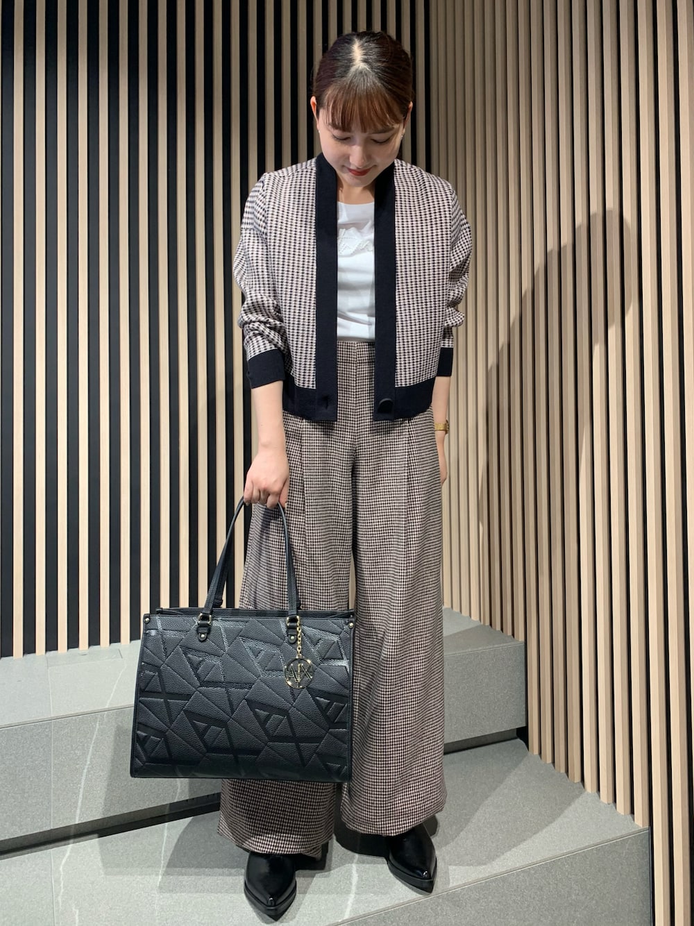 「AXCatStreet、AXchange、AXchanger、アルマーニエクスチェンジ」｜「ARMANI EXCHANGEの【A|X アルマーニ エクスチェンジ】AXロゴ　半袖クルーネックTシャツ/SLIM（Tシャツ/カットソー、ホワイト系）」を使った、myuさん（レディース・157cm）の冬コーディネートの1枚目の写真