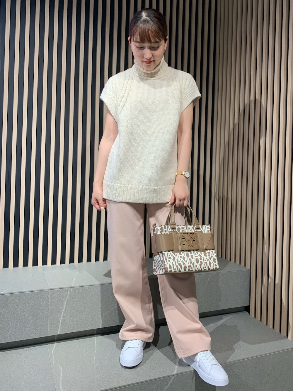 「AXCatStreet、AXchange、AXchanger、アルマーニエクスチェンジ」｜「ARMANI EXCHANGEの【A|X アルマーニ エクスチェンジ】メランジニットタートル半袖プルオーバー（ニット/セーター、ベージュ系）」を使った、myuさん（レディース・157cm）の冬コーディネートの1枚目の写真