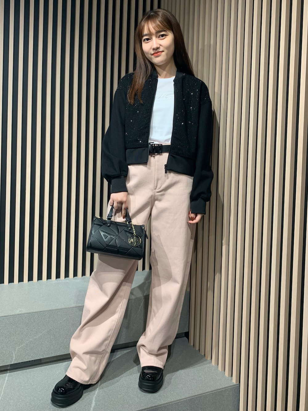 「AXCatStreet、AXchange、AXchanger、アルマーニエクスチェンジ」｜「ARMANI EXCHANGEの【A|X アルマーニ エクスチェンジ】AXロゴ　半袖クルーネックTシャツ/SLIM（Tシャツ/カットソー、ホワイト系）」を使った、myuさん（レディース・157cm）の冬コーディネートの1枚目の写真