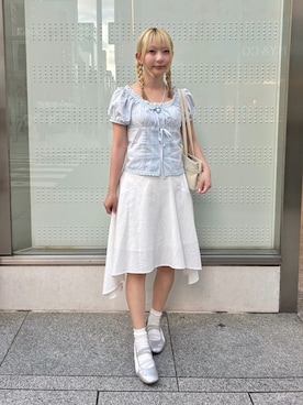 ブルー系のアイテムを使った「白スカート」の人気ファッション