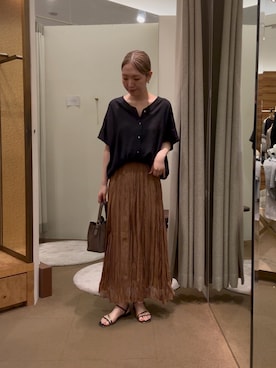 「Jena espace merveilleux(ジェナ エスパスメルヴェイユ)の〈7/17インスタライブご紹介アイテム〉裾ドロストVネックシャツ(シャツ/ブラウス、ブラック系)」を使った、つっちぃさん(レディース・168cm)の夏コーディネート