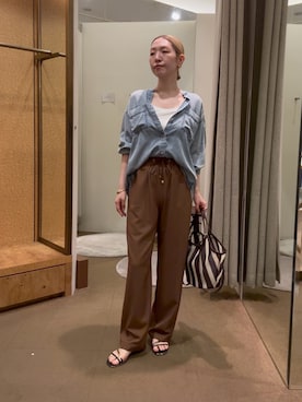 「Jena espace merveilleux(ジェナ エスパスメルヴェイユ)のバックギャザーデニムシャツ(シャツ/ブラウス、ブルー系)」を使った、つっちぃさん(レディース・168cm)の夏コーディネート