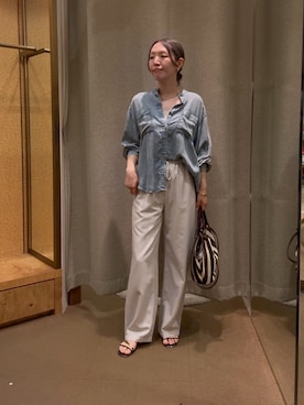 「Jena espace merveilleux(ジェナ エスパスメルヴェイユ)のバックギャザーデニムシャツ(シャツ/ブラウス、ブルー系)」を使った、つっちぃさん(レディース・168cm)の夏コーディネート