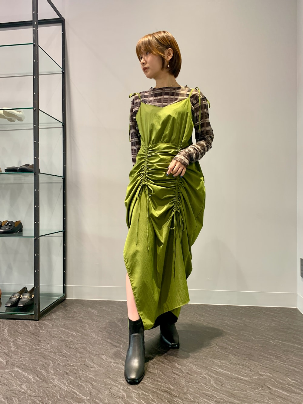 ブラック系のブーツを着用したレディースの秋コーディネートの1枚目の写真