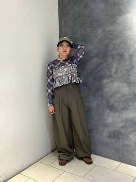 「KBF（ケイビーエフ）のペインタースラックス（スラックス）」を使った、園田愛さん（レディース・145cm）の秋コーディネート