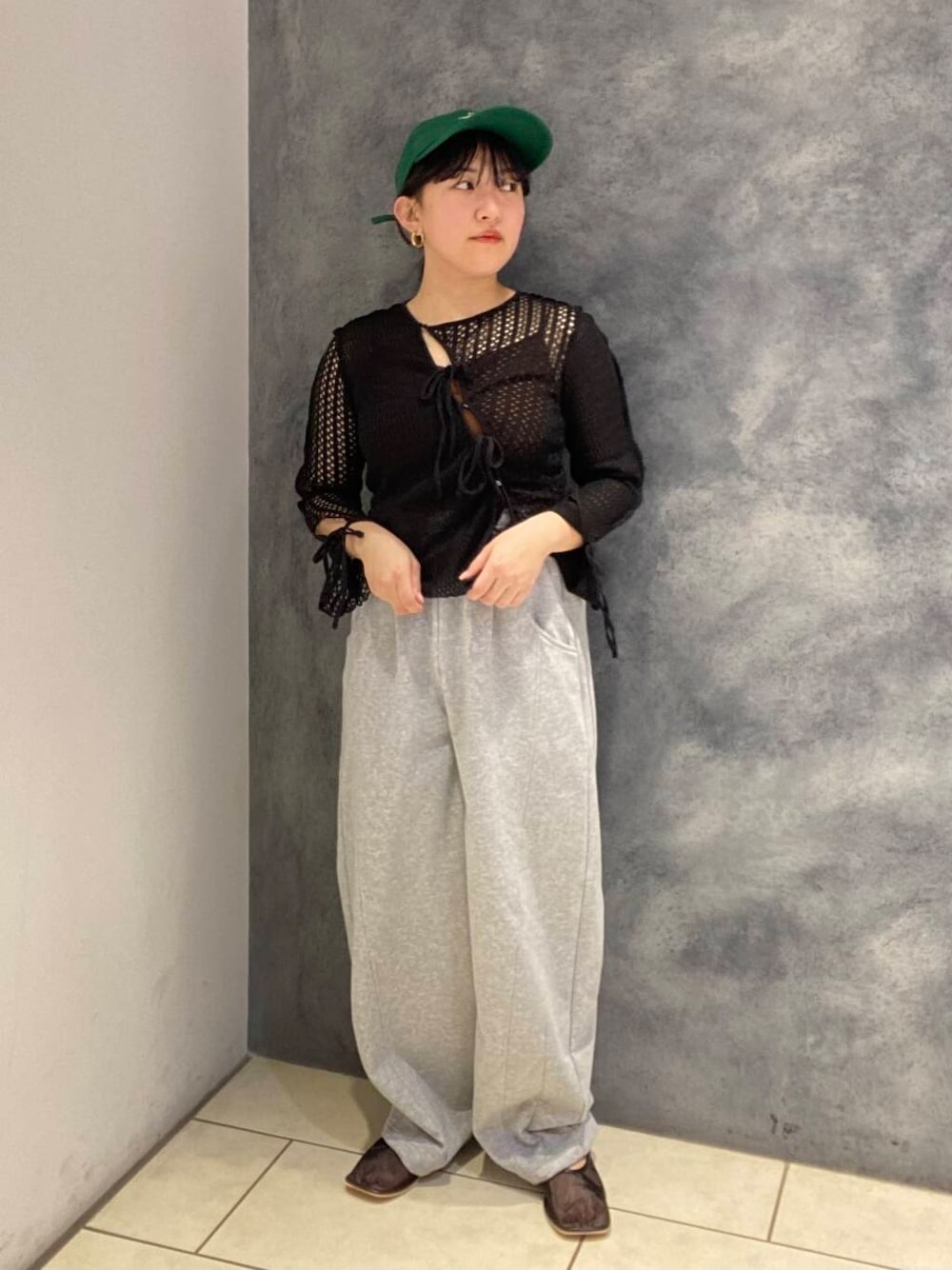 「大人カジュアル、カジュアル、スウェット、KBF、低身長、春コーデ、低身長コーデ、ストレート、骨格ストレート、ストレート×ブルベ冬、骨格ストレート×ブルベ冬、最春スウェットコーデ」｜「KBFのカーブスウェットパンツ（その他パンツ、グレー系）」を使った、園田愛さん（レディース・145cm）の春コーディネートの1枚目の写真