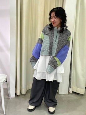 「KBF（ケイビーエフ）のペインタースラックス（スラックス）」を使った、園田愛さん（レディース・145cm）の秋コーディネート