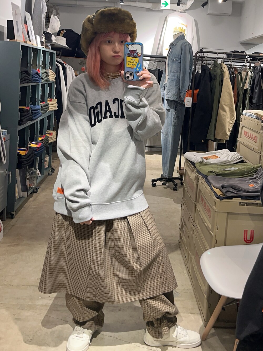 「universaloverall、ユニバーサルオーバーオール、秋コーデ、スウェット、sweater、帽子、帽子コーデ、スウェットコーデ、ロゴスウェット、冬コーデ、低身長、低身長コーデ、低身長女子、ootd、GU」｜「GUのアイテム（パンツ、ブラウン系）」を使った、ゆかさん（骨格ウェーブ・レディース・155cm）の秋コーディネートの1枚目の写真