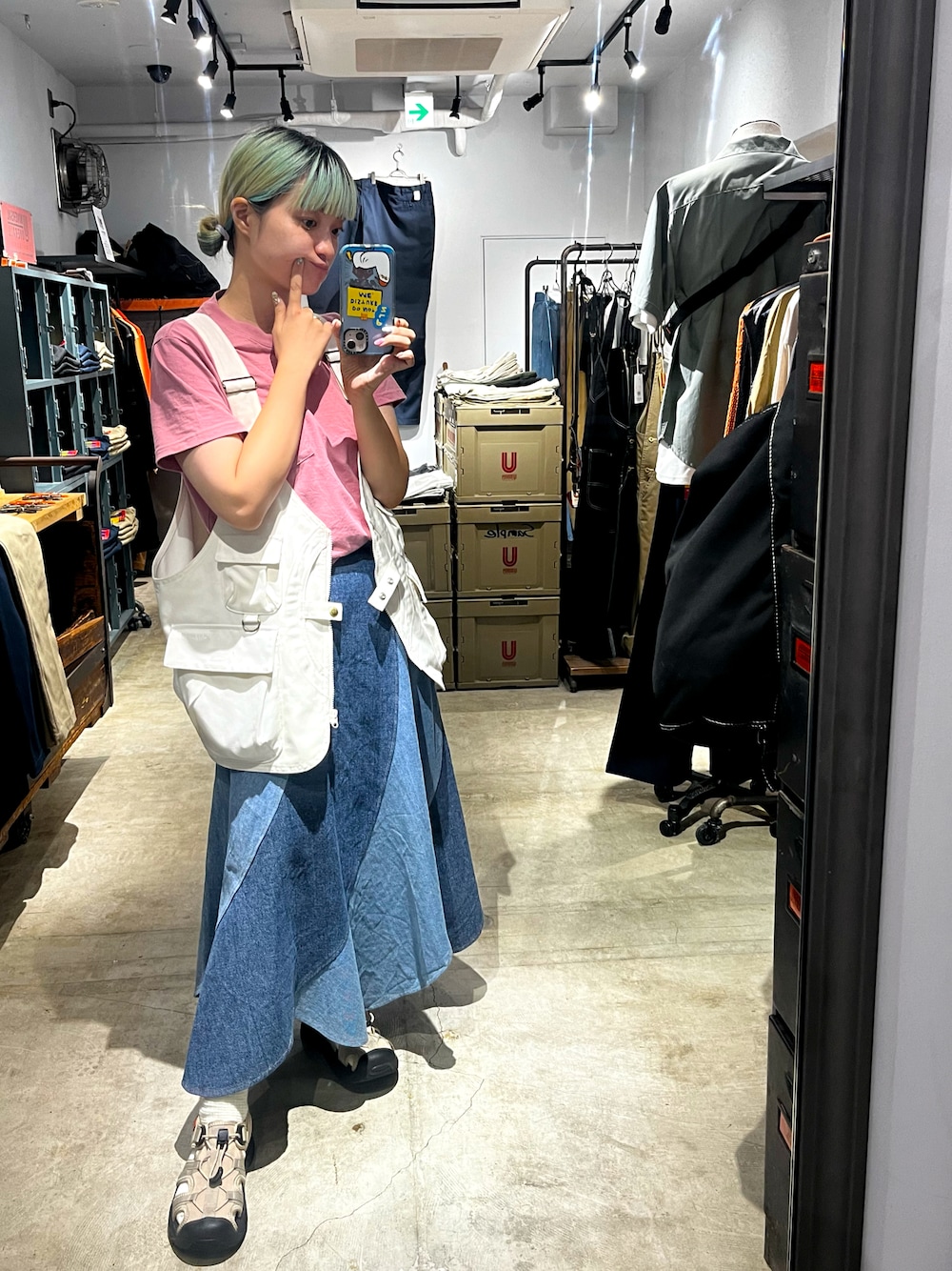 「universaloverall、ユニバーサルオーバーオール、poppy、poppy tokyo、poppycode、カラフル、夏コーデ、夏だ！Tシャツ着よう！、夏、サンダル、サンダルに靴下、サンダルコーデ、低身長コーデ、低身長女子、低身長」｜「UNIVERSAL OVERALLのUNIVERSAL OVERALL / "UO32" サンダル（サンダル、ベージュ系）」を使った、ゆかさん（骨格ウェーブ・レディース・155cm）の夏コーディネートの1枚目の写真