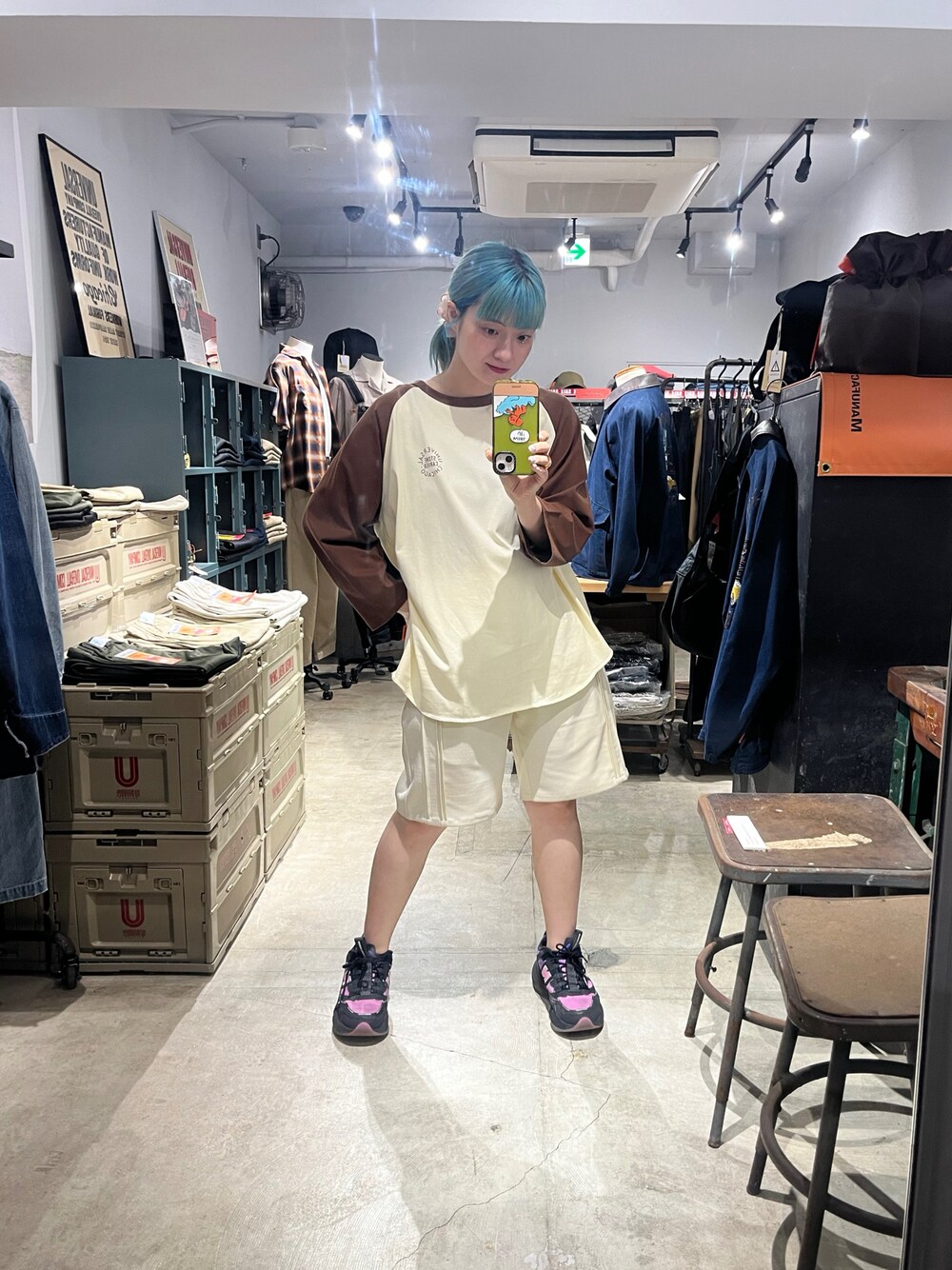「ootd、ロゴT、シンプルコーデ、ゆったりコーデ、ラクチンコーデ、低身長、低身長コーデ、夏コーデ、カットソー」｜「UNIVERSAL OVERALLのラグランスリーブ / RAGLAN SLEEVE TEE（Tシャツ/カットソー、ブラウン系）」を使った、ゆかさん（骨格ウェーブ・レディース・155cm）の春コーディネートの1枚目の写真